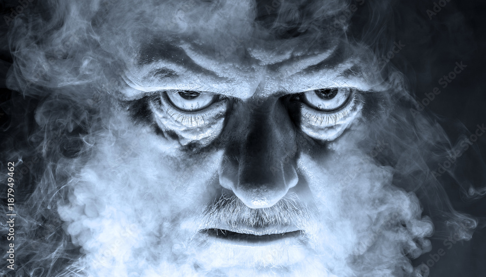 das Porträt eines dämonisch aussehenden Mannes, umgeben von Nebel das Porträt eines dämonisch aussehenden Mannes, umgeben von Nebel