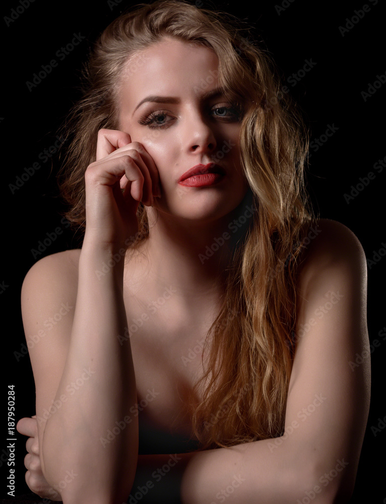 Portret kobiety piękna blondynka długie włosy odkryte ciało