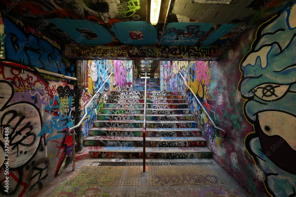 Graffiti tunnels Uwalls.co.uk