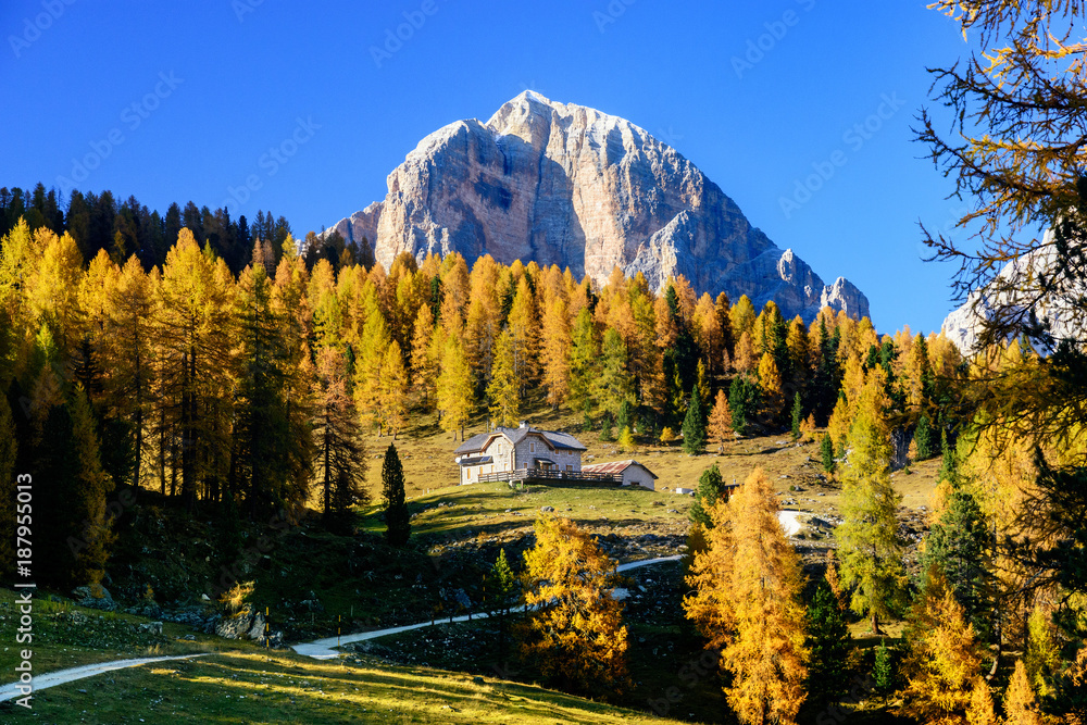 biały domek na tle szczytów w Dolomitach