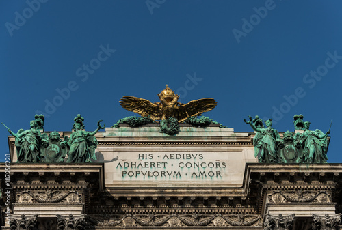 Doppeladler und Kaiserkrone am Dach der Wiener Hofburg photo