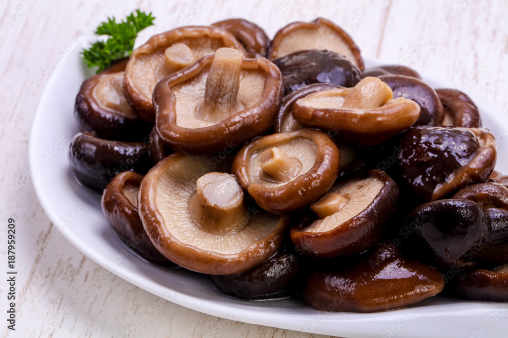 Obraz premium Marynowane grzyby w misce