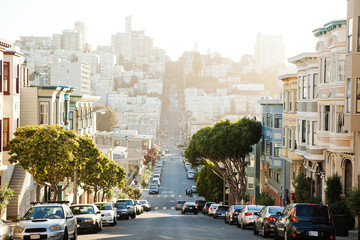 Fototapete San Francisco Der Blick auf die Straße vom Hügel in San Francisco.  © Oleg Podzorov