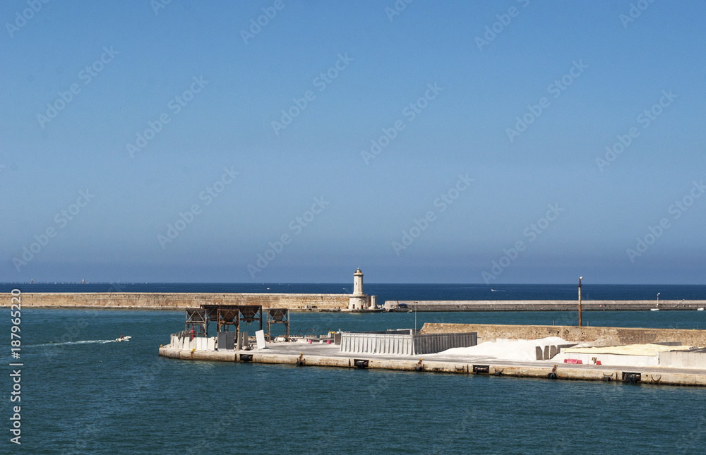 Italia, 27/08/2017: vista panoramica del porto di Livorno, il porto principale della Toscana e uno dei più importanti porti italiani per traffico passeggeri e merci