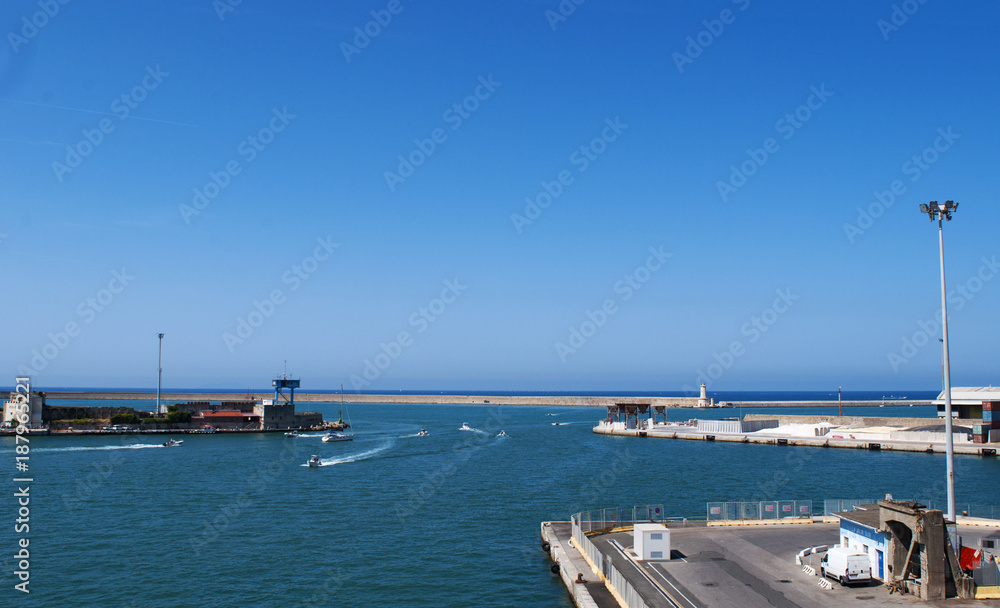 Italia, 27/08/2017: vista panoramica del porto di Livorno, il porto principale della Toscana e uno dei più importanti porti italiani per traffico passeggeri e merci