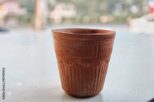 Foto Closeup of empty earthen cup for drinking Indian tea