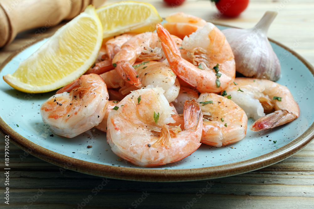 gamberi,gamberetti,frutti di mare pronti da mangiare su tavolo di cucina gamberi,gamberetti,frutti di mare pronti da mangiare su tavolo di cucina