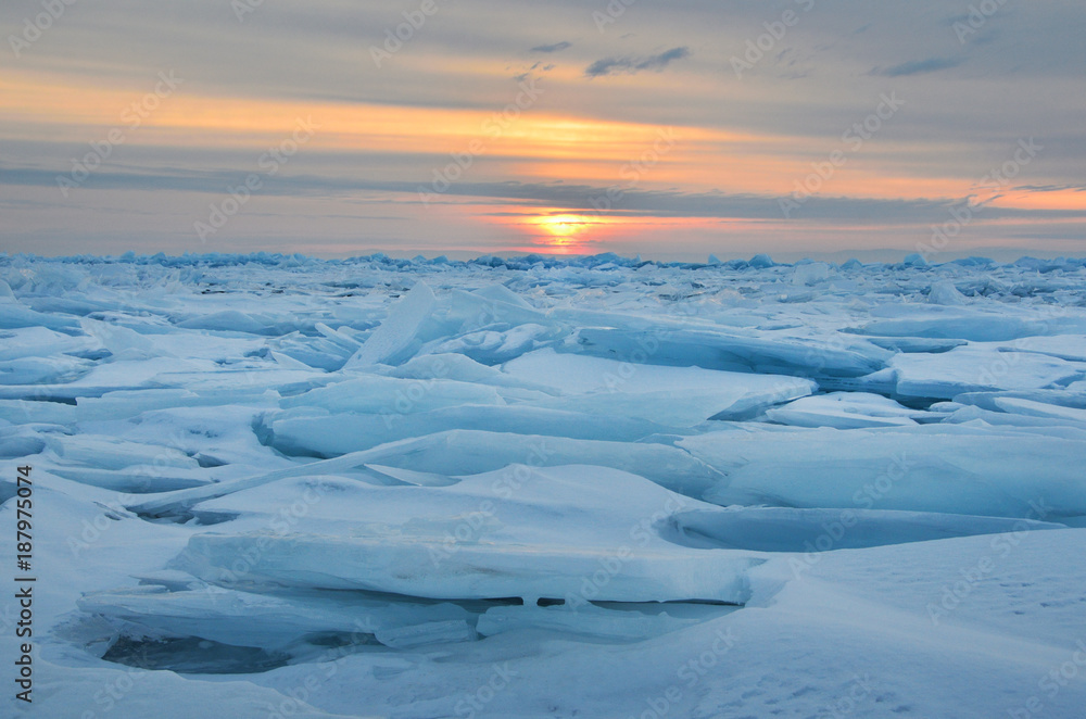 Озеро Байкал. Ледяные торосы в лучах восходящего солнца
