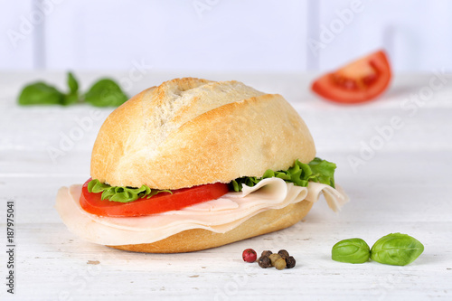 Brötchen Sandwich Baguette belegt mit Schinken auf Holzbrett photo