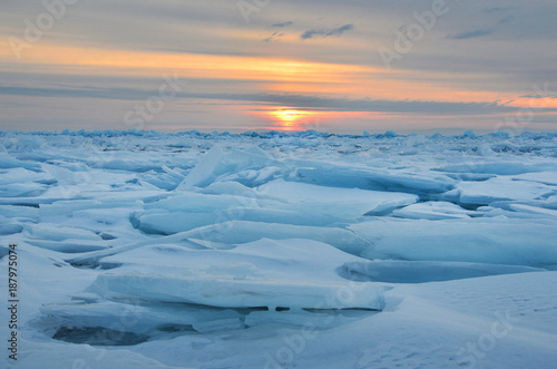 Озеро Байкал. Ледяные торосы в лучах восходящего солнца