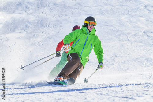 dynamisch Skifahren und Telemarken auf der Piste