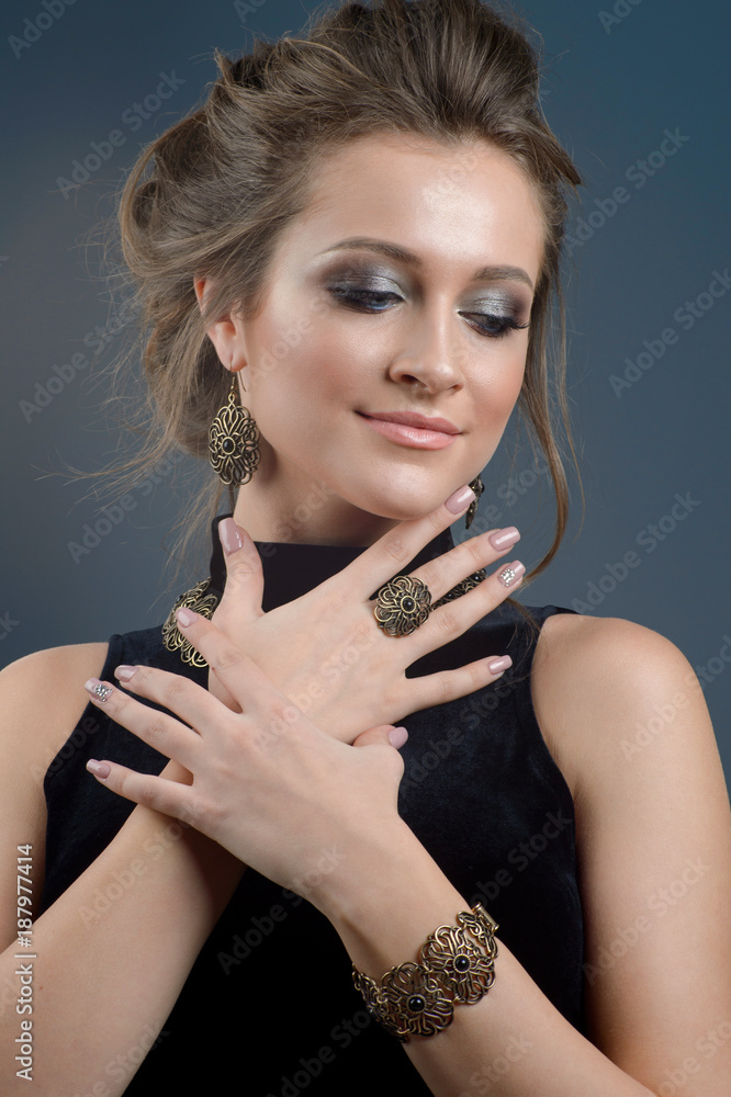 Obraz premium Beautiful woman with evening make-up. Jewelry and Beauty. Fashion photo