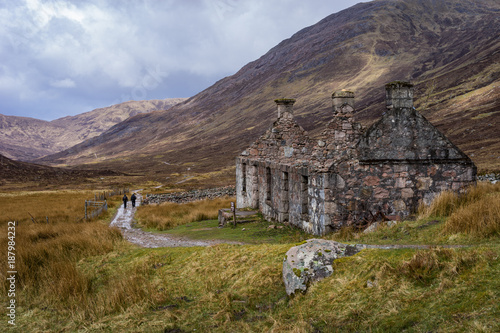 Bild auf Leinwand Farmhouse ruin in the scottish highlands along the West Highland Way