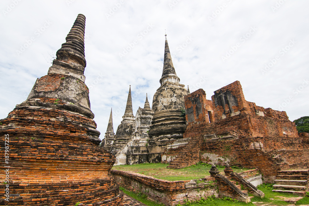 Fototapeta premium Wat Phra Si Sanphet Ayutthaya - Ayutthaya Historical Park has been considered a World Heritage Site on December 13th, 2534 in the historic city of Ayutthaya.