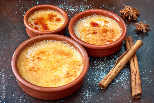 Photos Creme brulee (cream brulee, burnt cream) in terracota baking dishes
