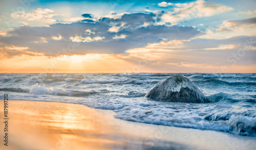 Fototapeta Naklejka Na Ścianę i Meble -  ruhiger Sonnenuntergang über dem Meer am wunderschönen Naturstrand der Ostsee bei Dranske auf Rügen