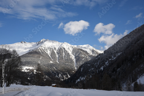 paesaggio alta montagna inverno cima nevicata innevato vallata cartolina  © franzdell