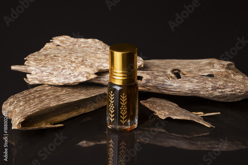 Fotografie Agarwood, also called aloeswood, essential oil and incense chips