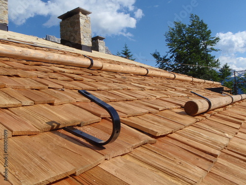 Roof of wooden shingles