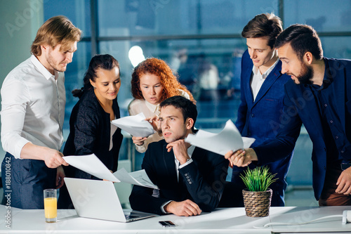 Tableau sur toile everybody is looking at engineer and hold documents
