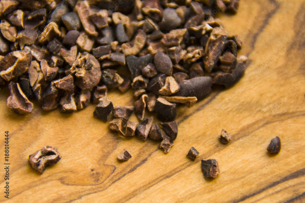Obraz premium cocoa nibs over the wooden background