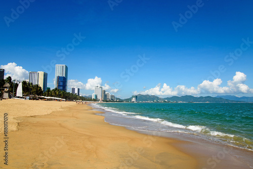 View of a tropical beach with blue sky in sunny day © VladFotoMag