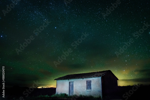 Céu estrelado noturno na fazenda