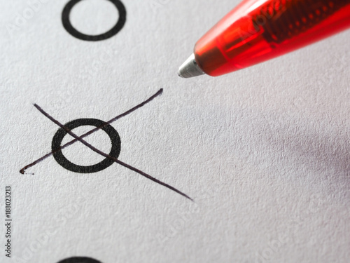 Checkliste – Wahlzettel mit rotem Kugelschreiber