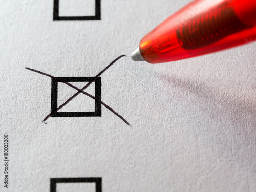 Checkliste – Wahlzettel mit rotem Kugelschreiber