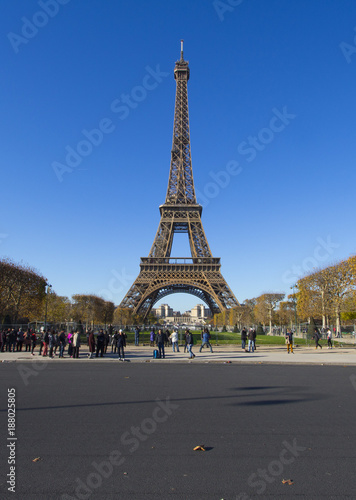 Fototapeta Naklejka Na Ścianę i Meble -  Eiffel Tower in Paris in Autumn
