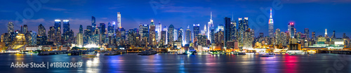 New York City Manhattan Skyline Panorama bei Nacht © eyetronic