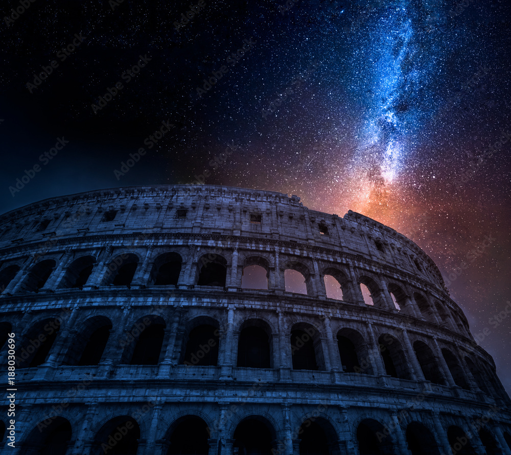 Naklejka premium Oszałamiająca Koloseum w Rzymie w nocy z gwiazdami, Włochy