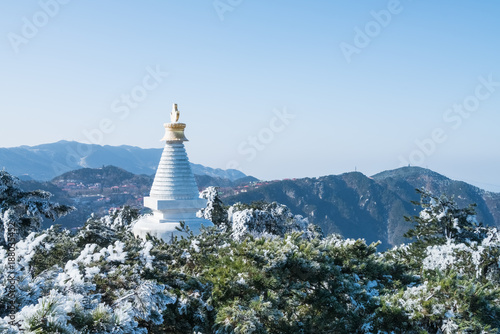 white pagoda in mount lushan