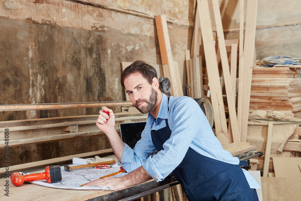 Handwerker arbeitet an einem Bauplan Stock Photo | Adobe Stock