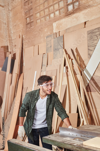 Handwerker bei der Holzverarbeitung