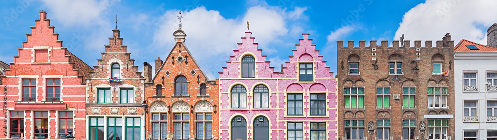 Naklejka premium Tradycyjne kolorowe belgijskie fasady domów przy rynku w mieście Brugia.