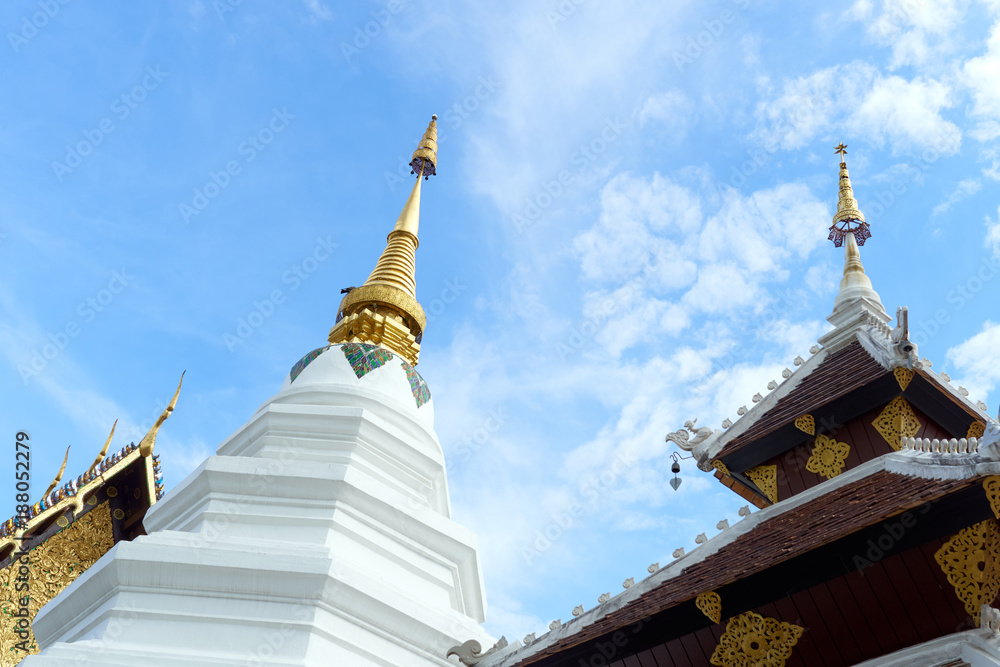 Fototapeta premium The roof of the temple in Thailand is unique. The architecture of the Lanna Chiang Mai is more than 700 years old, with the blue sky.