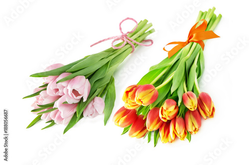 Fototapeta Naklejka Na Ścianę i Meble -  Zwei Tulpensträuße auf weiß