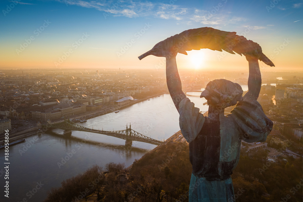 Naklejka premium Budapeszt, Węgry - wschód słońca z lotu ptaka przy Statui Wolności z Mostem Wolności i Dunajem w tle pobranym ze wzgórza Gellerta