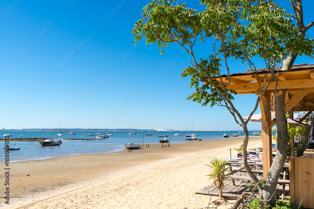 BASSIN D'ARCACHON (France), vue sur la dune de Pilat BASSIN D'ARCACHON (France), vue sur la dune de Pilat