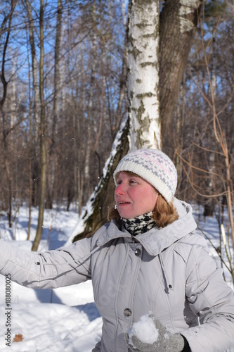 зрелая,кавказская,женщина весело проводит время в зимнем лесу 