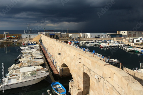 Al porto col temporale