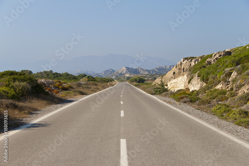 Piękna droga na wyspie Rodos, Grecja.