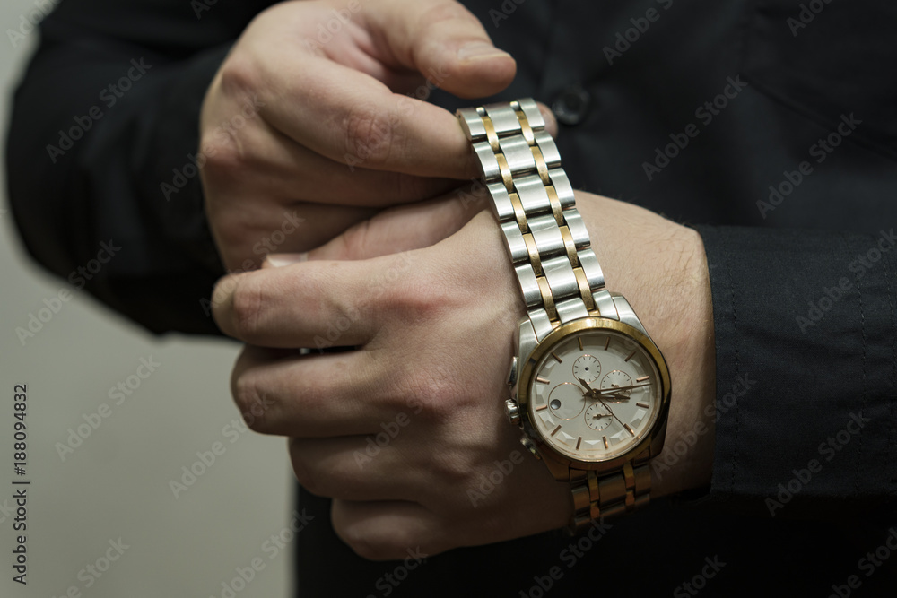 The wrist watch removes the wrist.