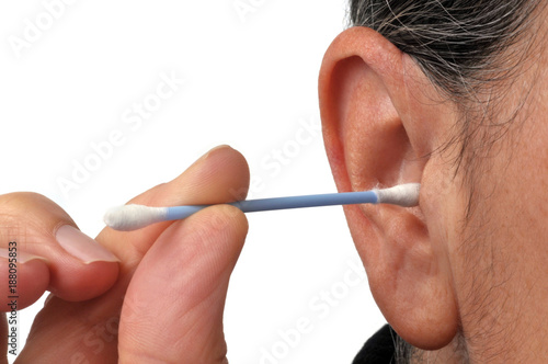 Nettoyage d'une oreille avec un coton-tige photo