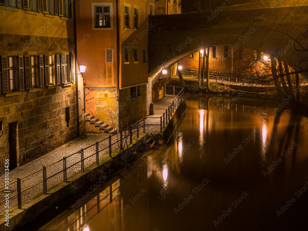 Bamberg, Kanal beleuchtet bei Nacht