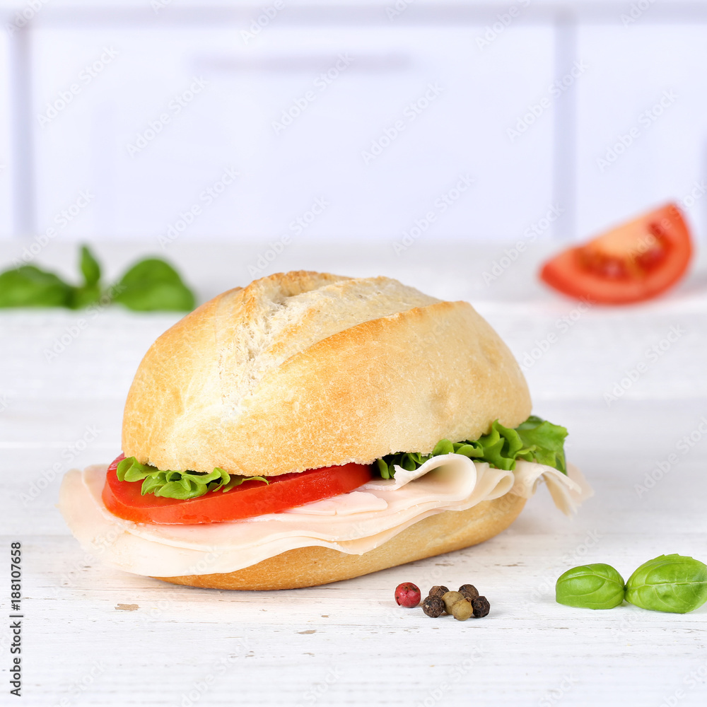 Brötchen Sandwich Baguette belegt mit Schinken Quadrat Textfreiraum Copyspace auf Holzbrett Brötchen Sandwich Baguette belegt mit Schinken Quadrat Textfreiraum Copyspace auf Holzbrett