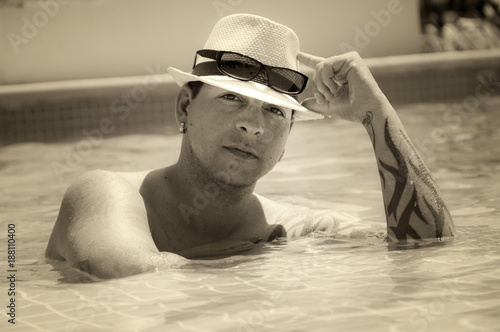 Mann im Pool in Sepia in Mexiko