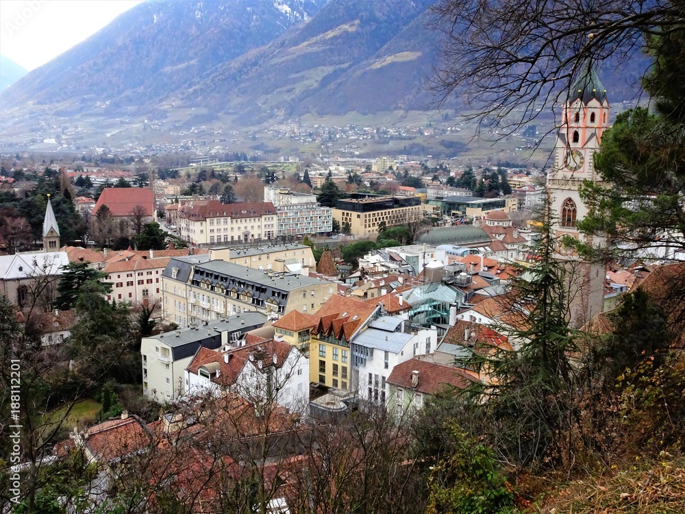 Fototapeta premium panorama città montagna campagna case
