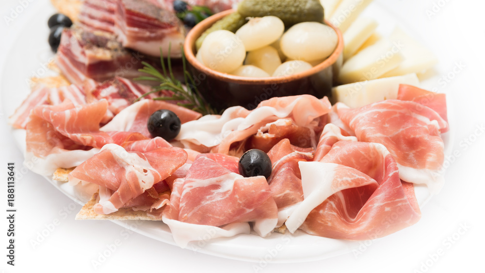 Vassoio di prosciutto crudo e altri cibi italiani